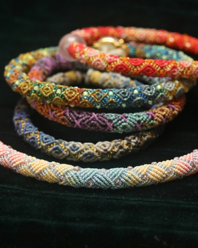 Pulseras con alma, tejidas a mano