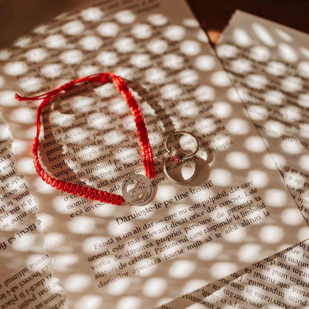 Pulsera de hilo rojo de la suerte